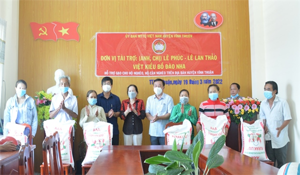 Ủy Ban MTTQ Việt Nam huyện Vĩnh Thuận trao tặng gần 52 tấn gạo cho hộ ngheo, hộ cận nghèo