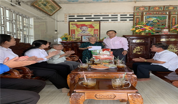 Thăm hỏi, tặng quà gia đình chính sách nhân ngày Thương binh - Liệt sỹ 27/7