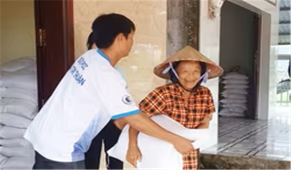 Tặng trên 5 tấn gạo cho người dân xã Vĩnh Thuận