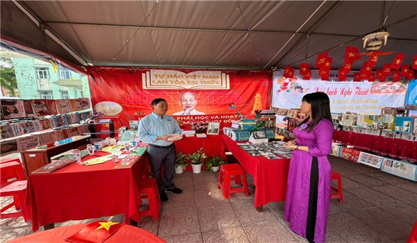 Đọc sách không chỉ là thói quen mà còn là chìa khóa mở ra cánh cửa tri thức, sáng tạo và phát triển