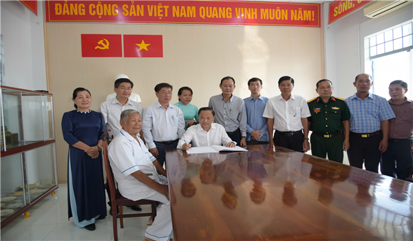 Đoàn Lãnh đạo Vĩnh Thuận thắp hương tại khu di tích Ranh Hạt nhân kỹ niệm 50 năm ngày giải phóng miền nam thống nhất Đất Nước (30/4/1975 - 30/4/2025)