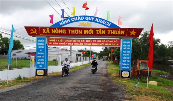 Đảng bộ, chính quyền và nhân dân xã Tân Thuận đón nhận Quyết định của Chủ tịch UBND tỉnh Kiên Giang công nhân xã đạt chuẩn nông thôn mới