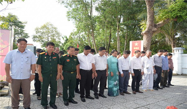 Đoàn Lãnh đạo Vĩnh Thuận thắp hương tại khu di tích Ranh Hạt nhân kỹ niệm 50 năm ngày giải phóng miền nam thống nhất Đất Nước (30/4/1975 - 30/4/2025)